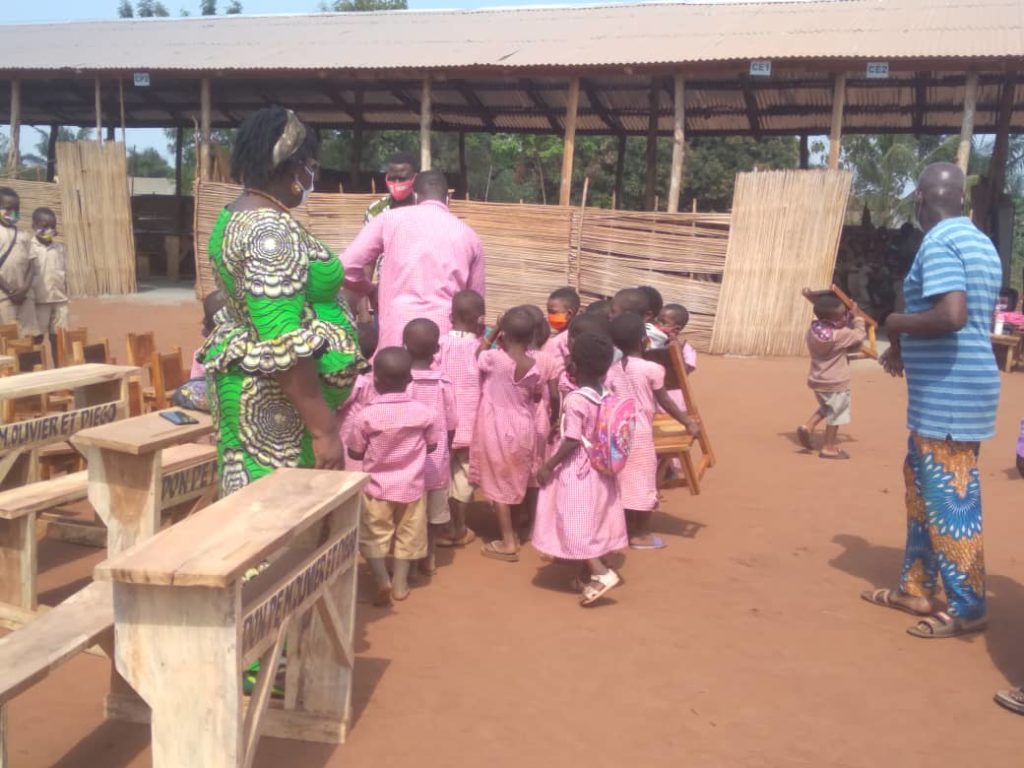 Distribution de bancs à Dévé